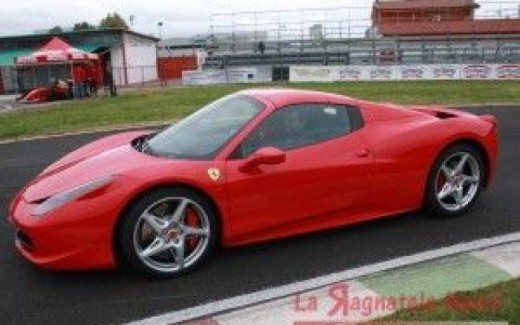 Giro come pilota su Ferrari 458 & soggiorno 2 notti