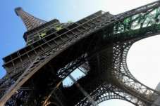 Eiffel Tower guided tour to the 2nd floor with priority access